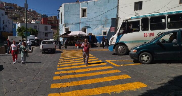 Policía Vial pinta las calles y coloca señalamientos viales para evitar accidentes