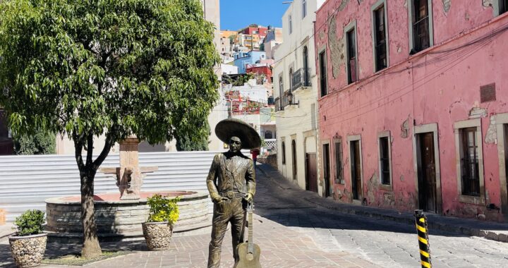 Recuerdan a Jorge Negrete con la colocación de una ofrenda afuera de la casa donde vivió