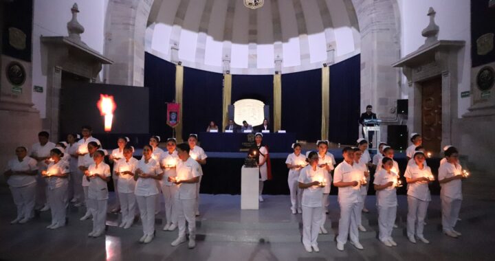 Egresadas y egresados UG realizan Paso de la Luz y Juramento de Enfermería 