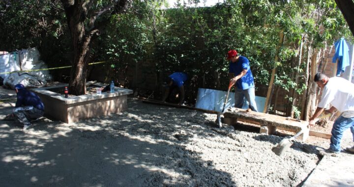 Dona Gobierno capitalino concreto para mejorar instalaciones en la telesecundaria de Puentecillas