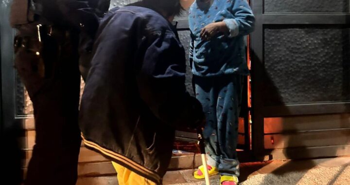 Ayudan a adulto mayor extraviado a regresar con su familia