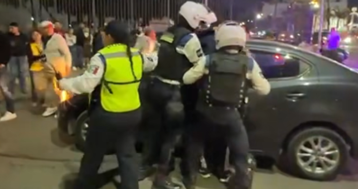 Atropella y arrastra a conductor luego de chocarle la camioneta
