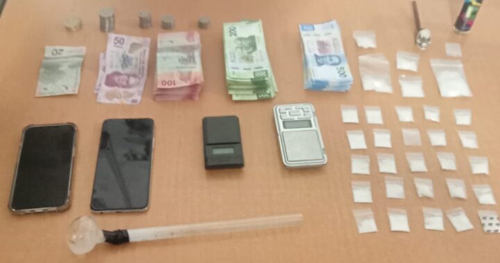 Detienen a dos hombres y una mujer con 33 dosis de presunta droga y 45 mil pesos en efectivo