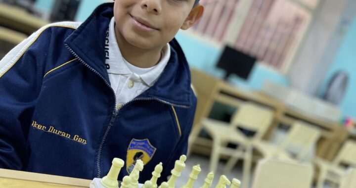 Joven talento destaca en ajedrez