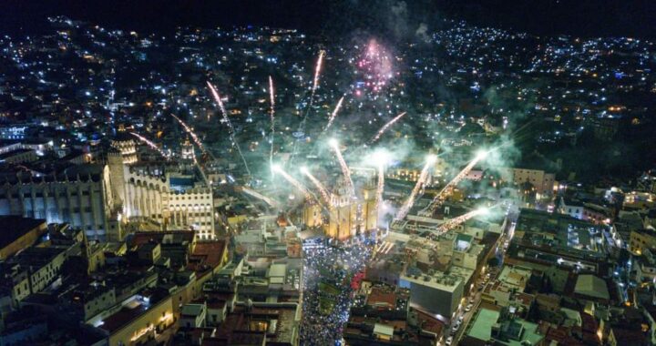 Celebran la llegada del 2024 con brindis monumental 12 mil capitalinos juntos