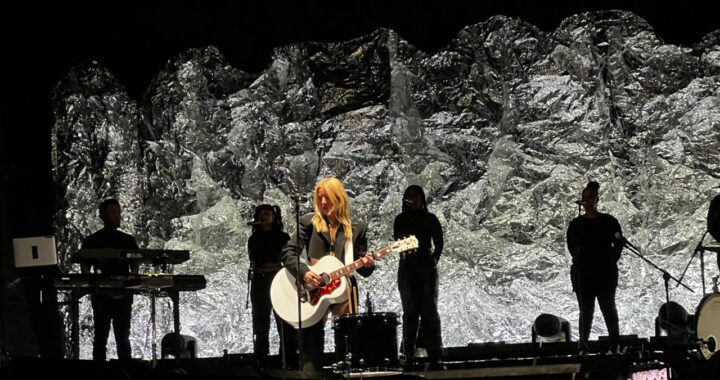 Ellie Goulding enciende la noche en la Feria Estatal de León