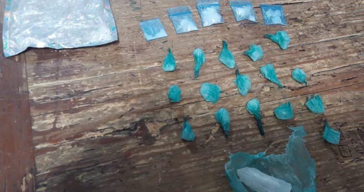 Detienen a dos hombres con 22 dosis de presunta droga cristal