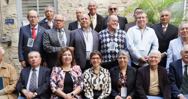 Se reúnen generaciones oro y plata en el 50 aniversario de la Licenciatura de Arquitectura UG