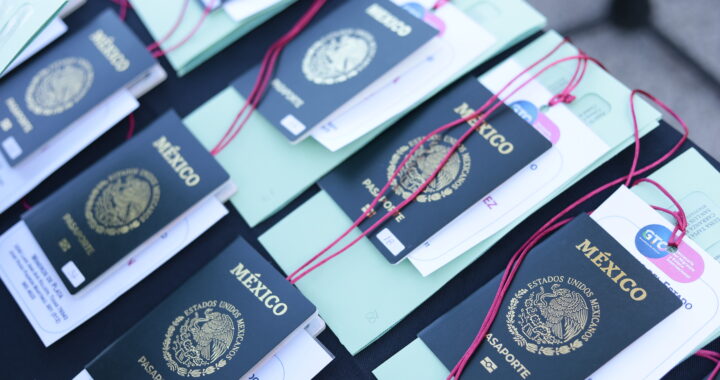 Van adultos mayores a EUA, para visitar a sus familias a través del programa Uniendo Destinos