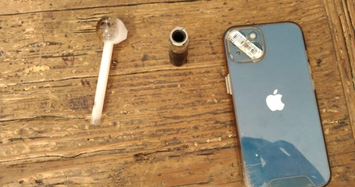 Recupera la policía un teléfono robado y detiene a dos presuntos involucrados