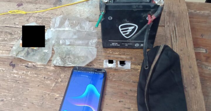 Detienen a dos sujetos por presunto robo de moto y posesión de presunta droga