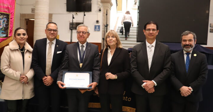 Entrega UG Medalla al Mérito Jurídico al Dr. Rodolfo Luis Vigo