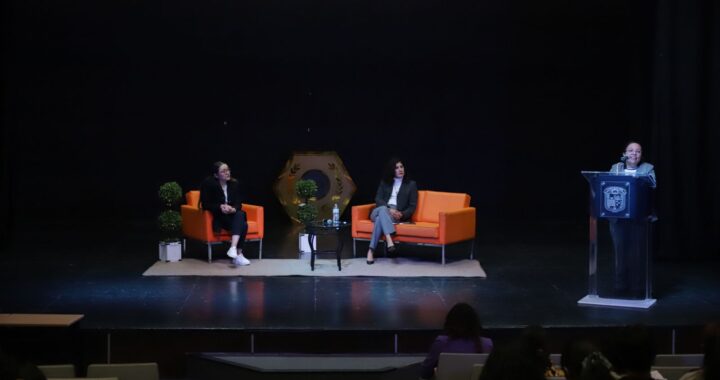 Presenta UG en la ENMS Irapuato «Mujeres y Democracia: historia ilustrada de la participación política de las mujeres» 