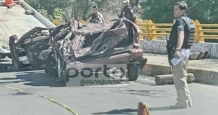Vuelca hacia río camioneta