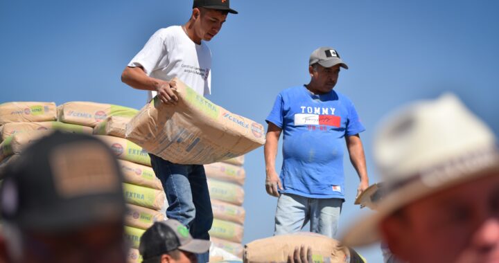 Entrega alcalde cemento en la sierra