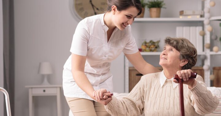 Ayudan a personas de la tercera edad, en rehabilitación a bajo costo