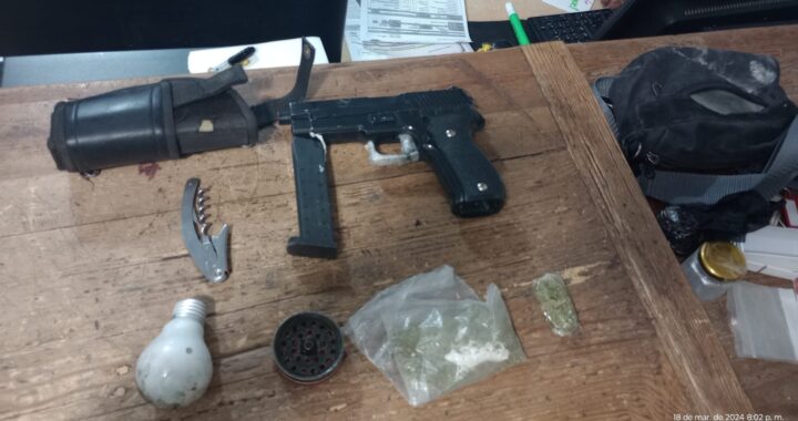 Arrestan a tres personas con presunta droga y una réplica de arma de fuego