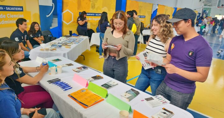 Feria Vocacional UG informa y apoya a estudiantes de NMS a elegir su licenciatura