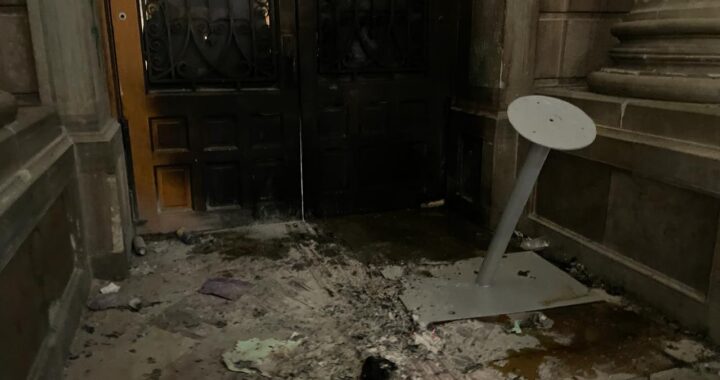 Revisa IEC daños materiales por incendio en la puerta del Teatro Juárez