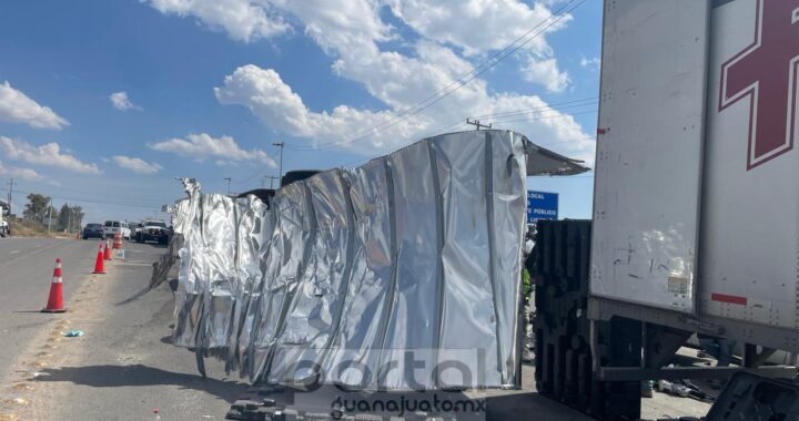 Vuelca camión cargado de autopartes