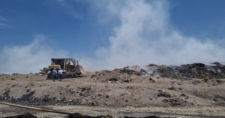 Apoya SMAOT a contener incendio en el basurero de Apaseo el Grande