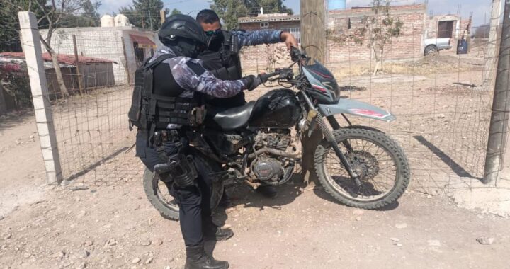 Detienen a dos con presunta droga cristal y recuperan moto robada