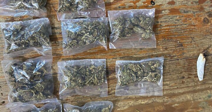 Detienen a dos jóvenes con 11 dosis de presunta droga en la zona sur de la capital