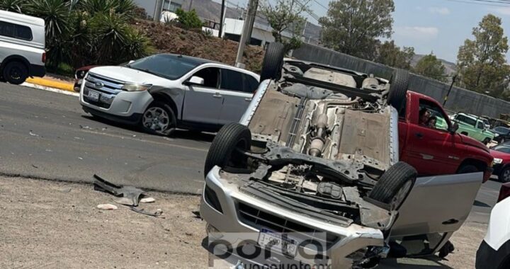 Resulta mujer herida en volcadura