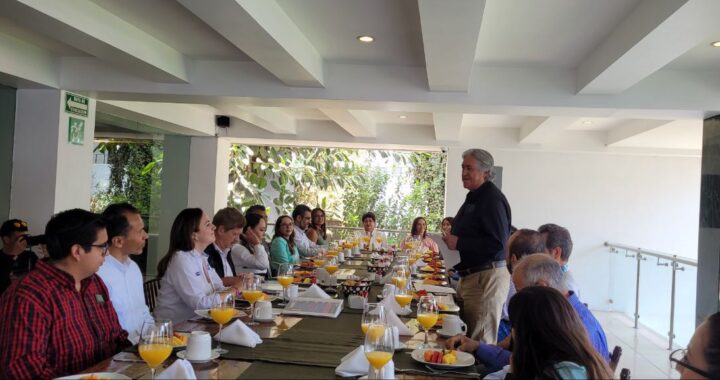 Se reúne Cecilia Pöhls con empresarios de la construcción