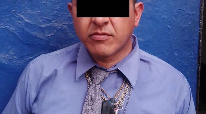 Detienen a conductor y pasajero de vehículo ejecutivo por posesión de presunta droga