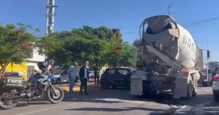 Choca vehículo camión revolvedor; sin lesionados