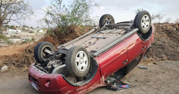 Resulta persona grave en volcadura