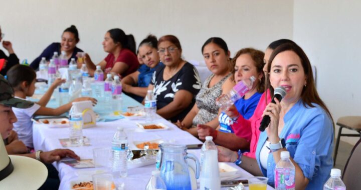 Se reúne Cecilia Pöhls con madres y padres de familia