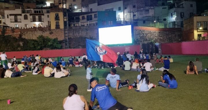 Disfrutan más de 600 personas de la Gran Final en la mega-pantalla del parque Aguilar y Maya