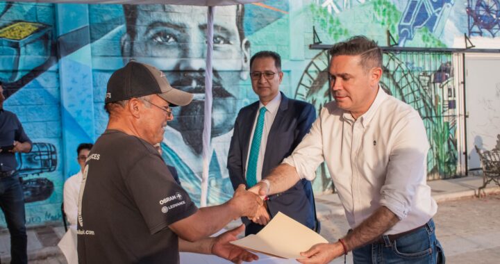 Firman autoridades primeras escrituras del programa de regularización de predios
