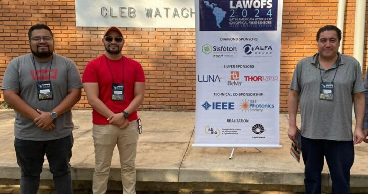 Estudiantes UG del Doctorado en Ciencias de la Ingeniería presentan en Brasil sus estudios de sensores de fibra óptica