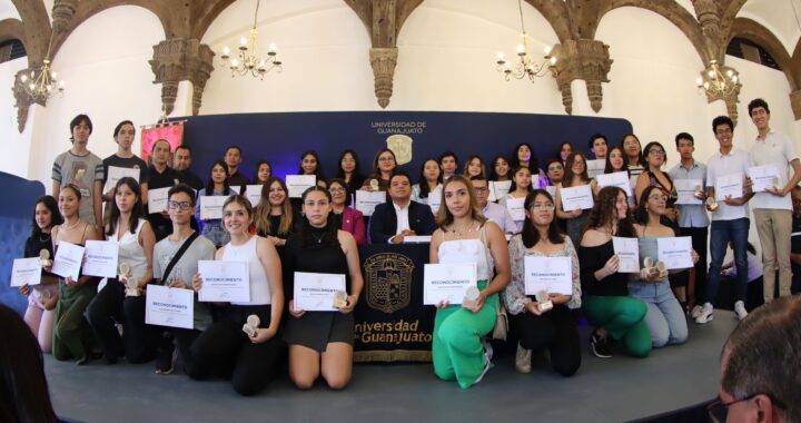 Reconoce UG logros y aprovechamiento académico de estudiantes del CNMS