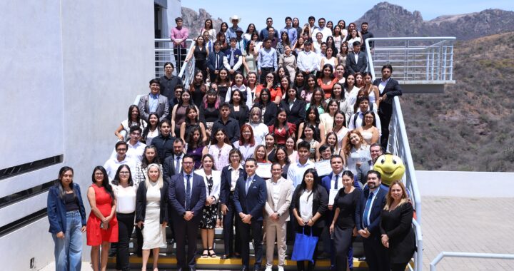 Entregan becas “Chavos que Inspiran” UG y Fundación BBVA 