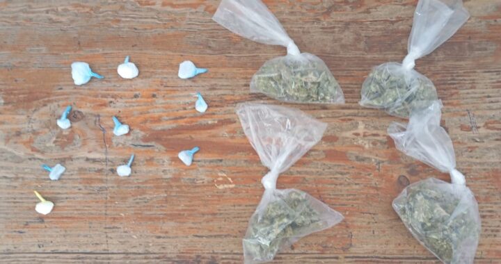 Detienen a sujeto con 14 dosis de presunta droga y a otro con moto presuntamente robada