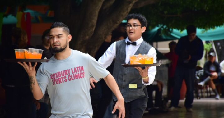 Celebran carrera de meseros en el jardín Unión de Guanajuato Capital