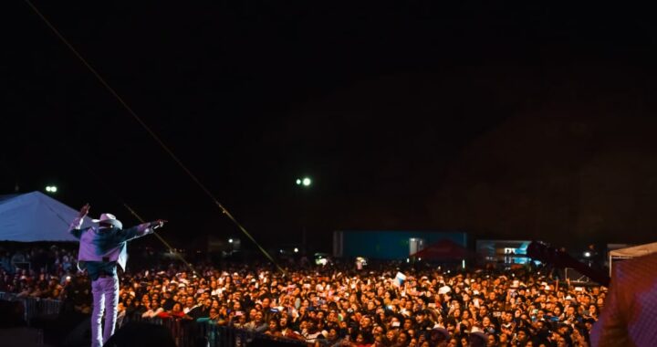 Cantan más de 15 mil asistentes todos los éxitos de Pancho Barraza en las Fiestas de San Juan