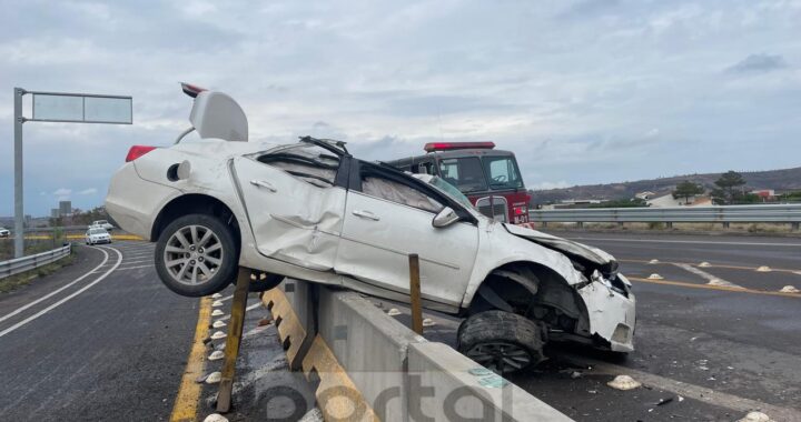 Vuelca y queda sobre barra de contención en Guanajuato capital