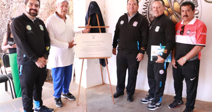 Develan placa en honor a Oscar Urquiza Aguilar abeja UG por su contribución al deporte en Guanajuato