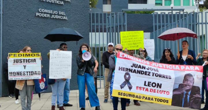 Se manifiestan en la capital víctimas de Punto Legal