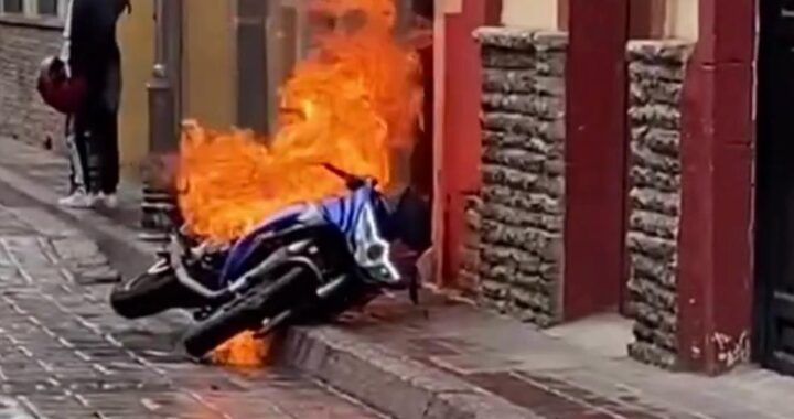 Por un corto circuito, se incendia moto en pleno Centro Histórico de la capital