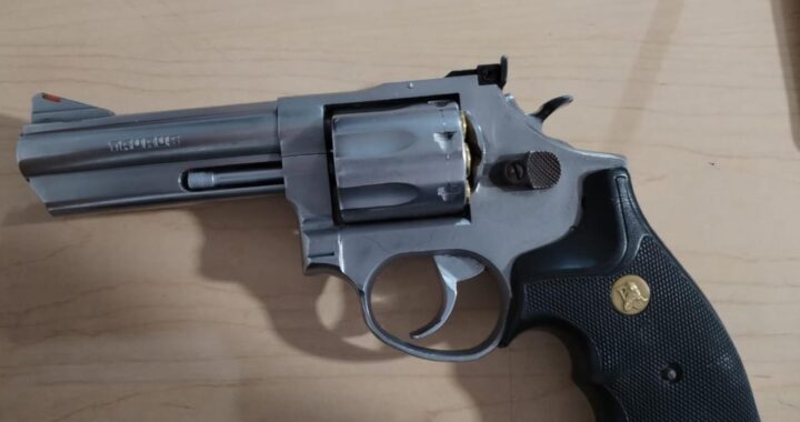 Detiene Policía capitalina a pareja con pistola, cartuchos útiles y residuos de presunta droga