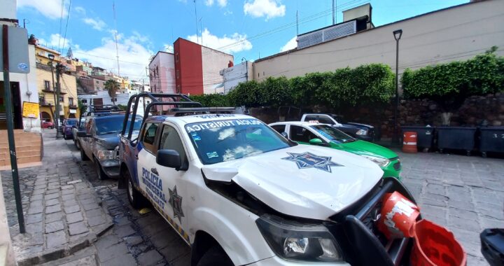 Por no medirle, policía choca tres patrullas