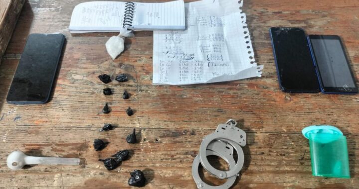 Detienen a pareja con 13 dosis de presunta droga cristal en Presa de Rocha