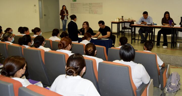 Estudiantes de Enfermería UG reciben plazas para servicio social profesional en instituciones federales y estatales