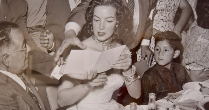 En UG Irapuato admiran la colección itinerante «María Félix, la diva a través de la mirada de Héctor García»